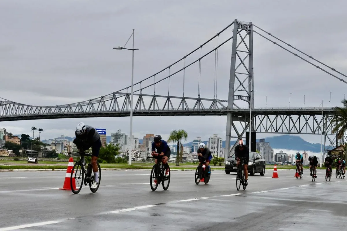 Florianópolis recebe etapa inédita do Ironman 70.3 com elite exclusiva feminina e estreia em Jurerê; corrida provoca alterações no trânsito