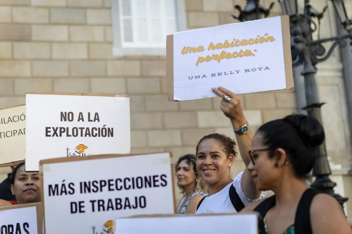 Las ‘kellys’ de los hoteles denuncian que el trabajo les cuesta la salud: “Comenzamos el día con café, seguimos con Nolotil y acabamos con relajantes musculares”