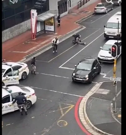 WATCH: Metro police open fire during Sea Point abalone bust