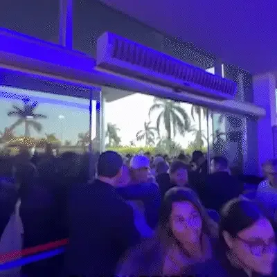 Multidão "invade" Shopping China na abertura do 2° dia da Black Friday