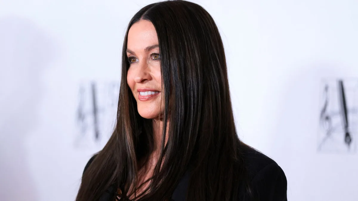 Alanis Morissette demanda a su ex directora de gira por presunto chantaje relacionado con drogas