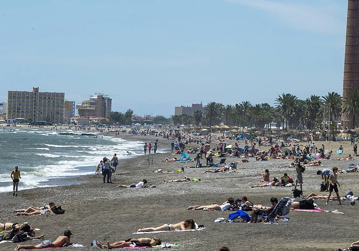 Las toallitas, el enemigo que cierra las playas de Málaga