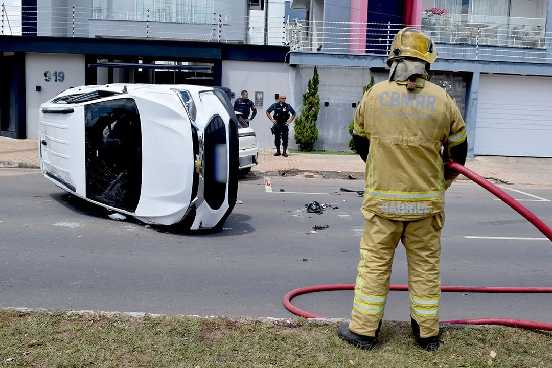 Motorista fica ferida após colidir em veículo estacionado e capotar carro no Caçari
