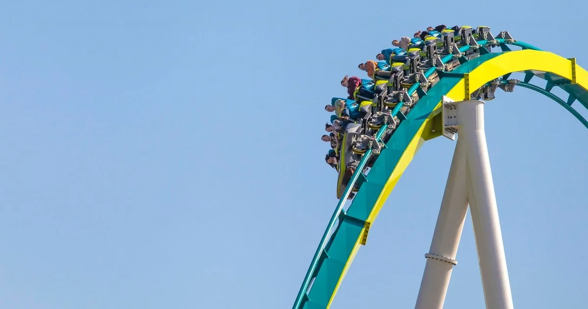 En 2026, la montaña rusa Fury 325 fue distinguida como la mejor del mundo, por décimo año consecutivo, por una revista especializada. A pesar de su enorme éxito, antes un visitante detectó una grieta en un soporte y debió estar cerrada durante más de un mes