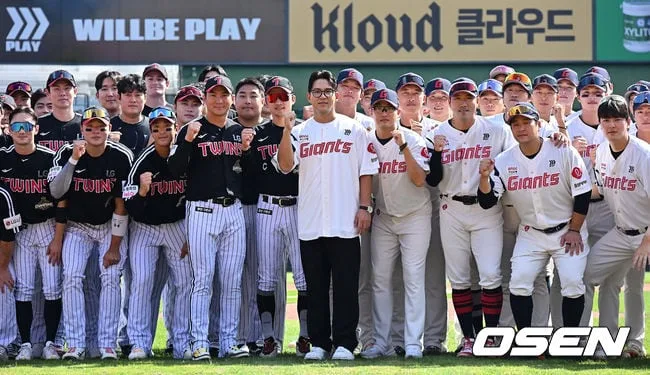 [사진] 은퇴 김민성, 롯데-LG 동료들과 기념촬영