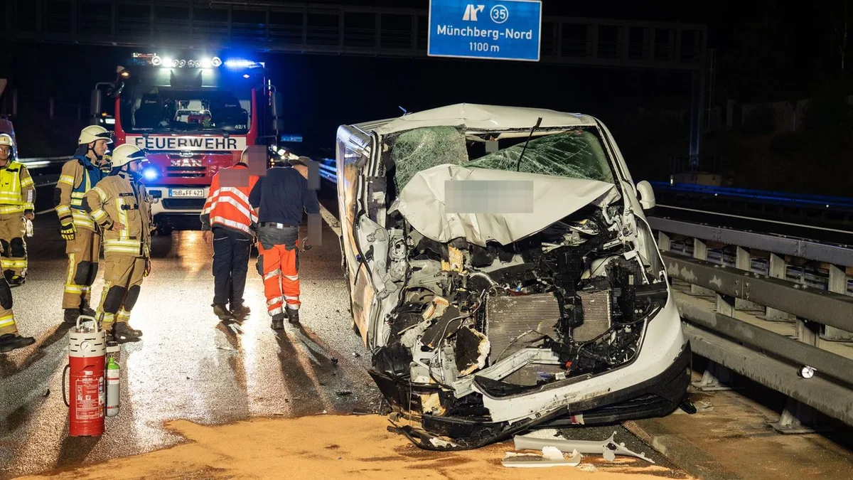 Unfälle: Kleinbus kollidiert mit Wohnmobil - Acht Verletzte auf A9