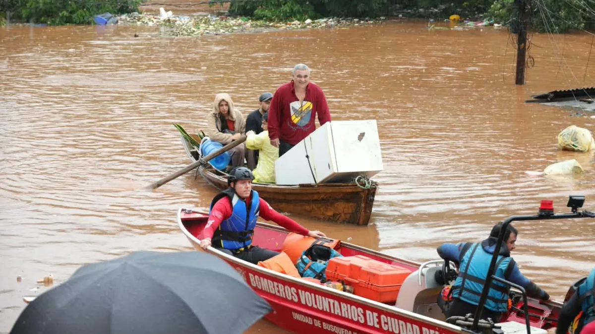 VÍDEO: moradores precisam usar barcos após cheia de rios alagar casas e ruas na fronteira entre Brasil e Paraguai