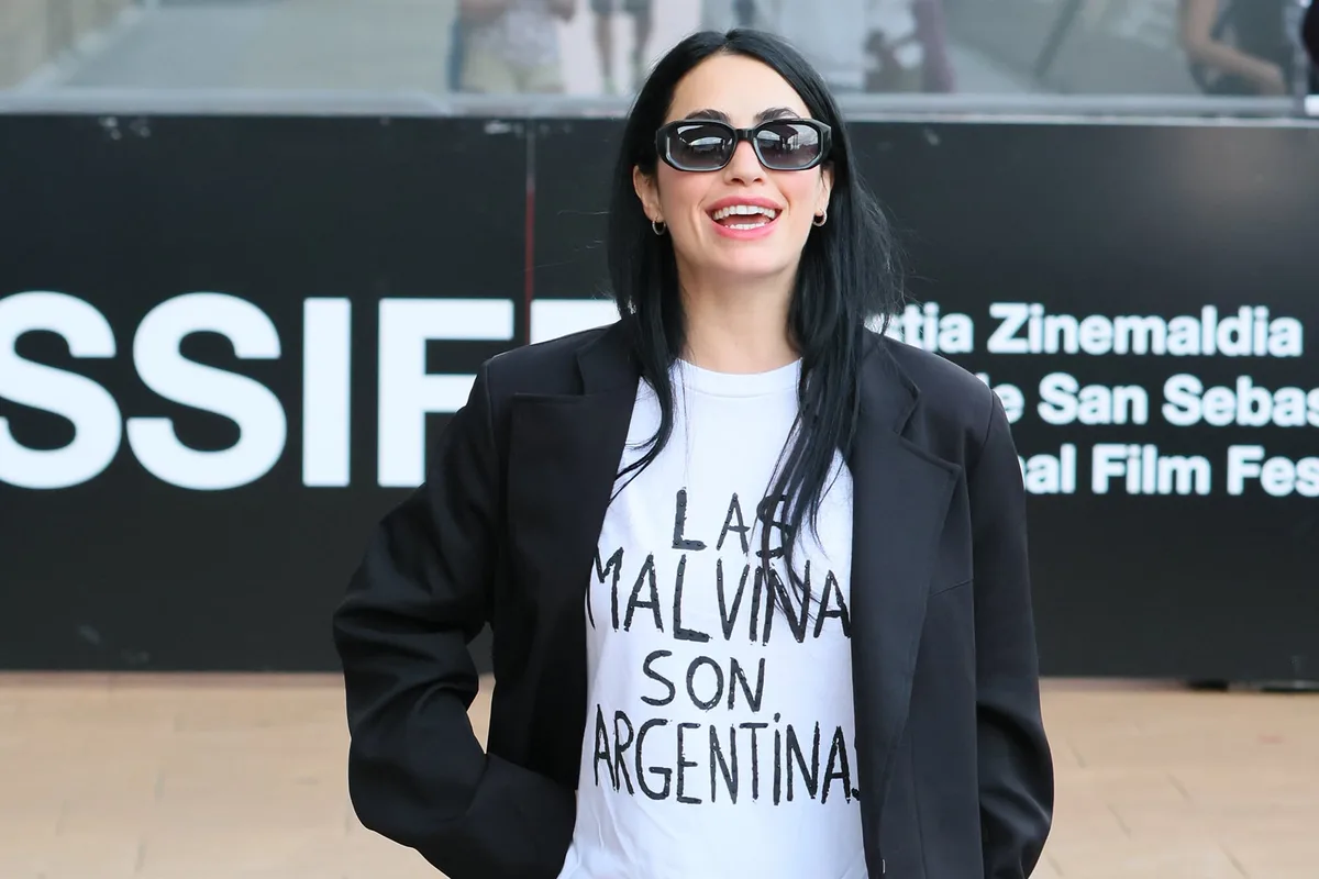 “Las Malvinas son argentinas”: la remera que eligió Lali Espósito para su arribo al Festival de San Sebastián