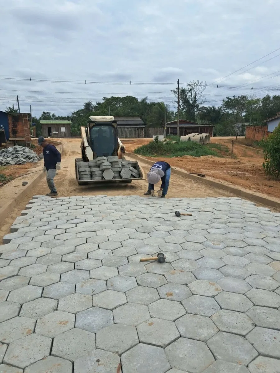 Prefeitura de Sena Madureira pavimenta rua com blocos de concreto