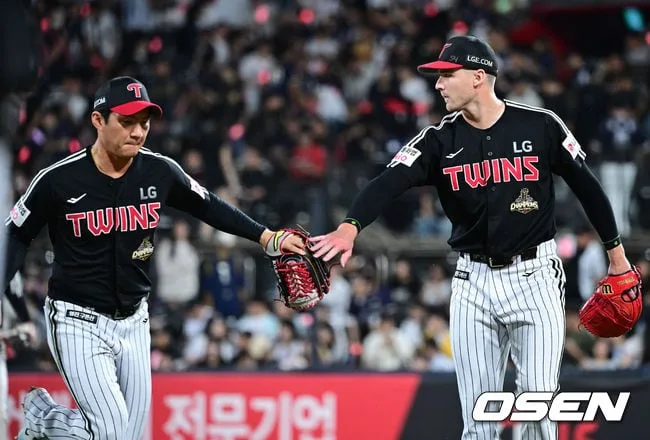 [사진]'6이닝 무실점' LG 선발 톨허스트, '오지환과 하이파이브 나누며'