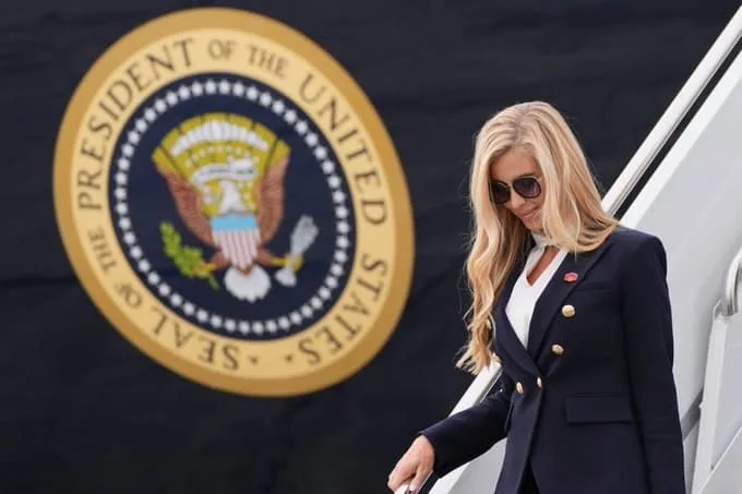 Trump sugiere a su nueva portavoz que “deje el cargo” tras polémica en su primera semana