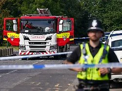 Polizei mit Teenies überfordert: Jugendliche fackeln bei Gedenken für Toten in England fünf Autos ab