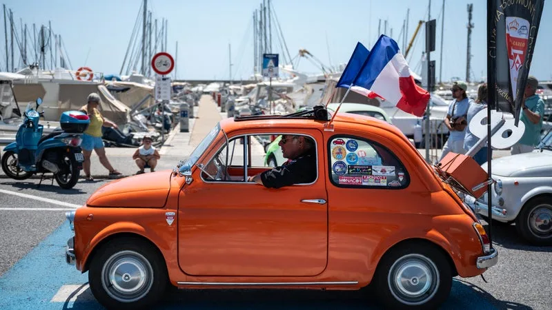 "Les Français aiment la bagnole": pour 2 Français sur 3 la voiture est un "plaisir" mais pour 84% des 16-24 ans c'est surtout un signe de réussite sociale