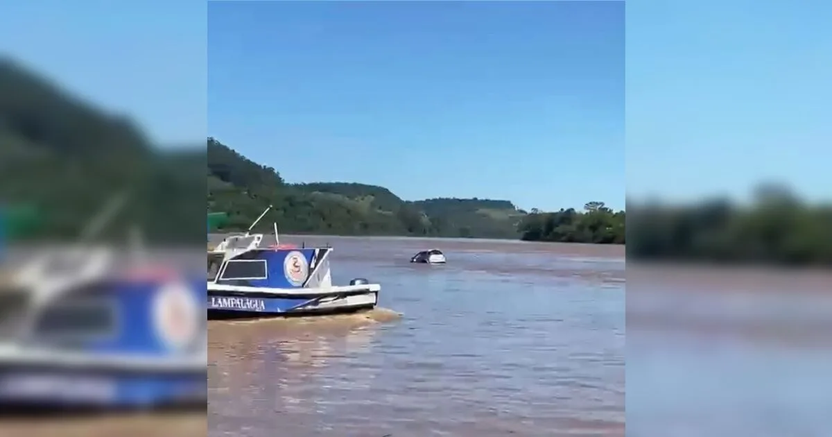 VÍDEO: distraído ao celular, motorista cai com carro de balsa no rio Uruguai no RS