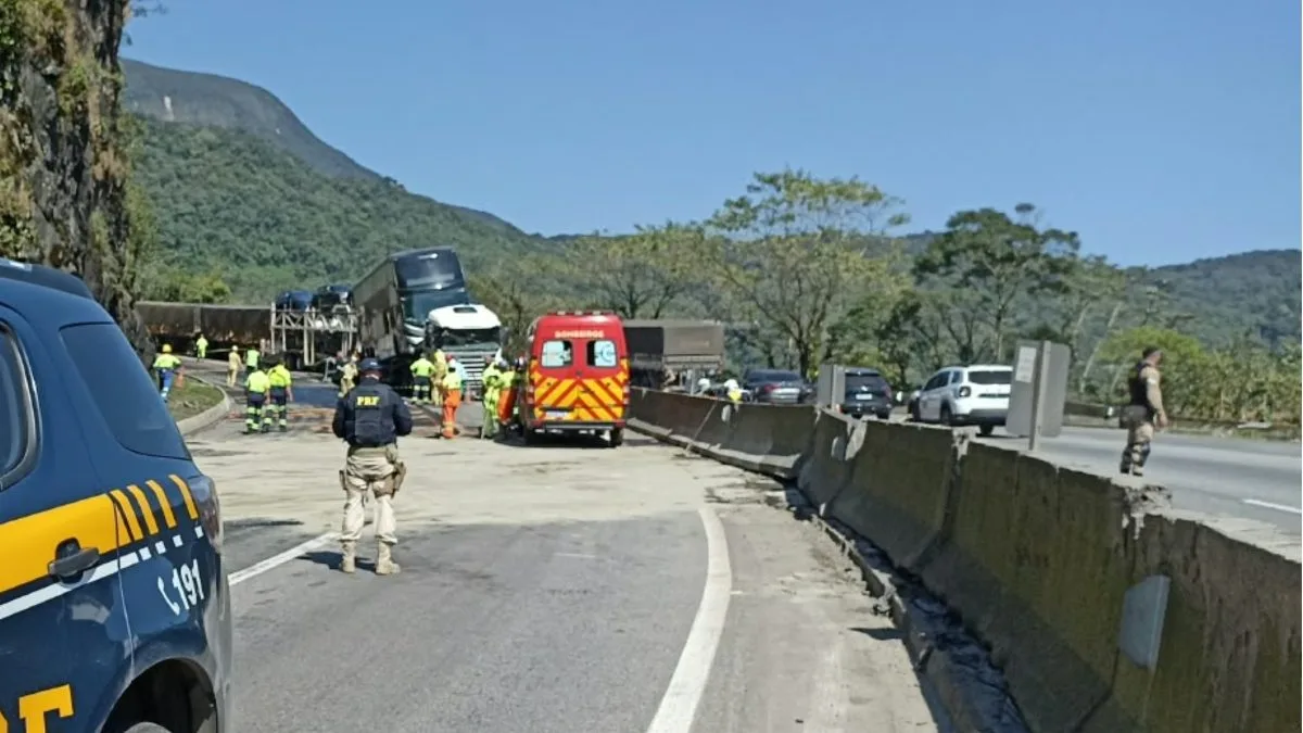 ‘Superengavetamento’ com vários veículos deixa dois mortos; trecho da BR-277 tem bloqueio após acidente no Paraná