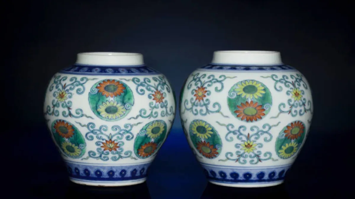 Collector paid £25 for thrift-store jars; pair later sold for over £74,000