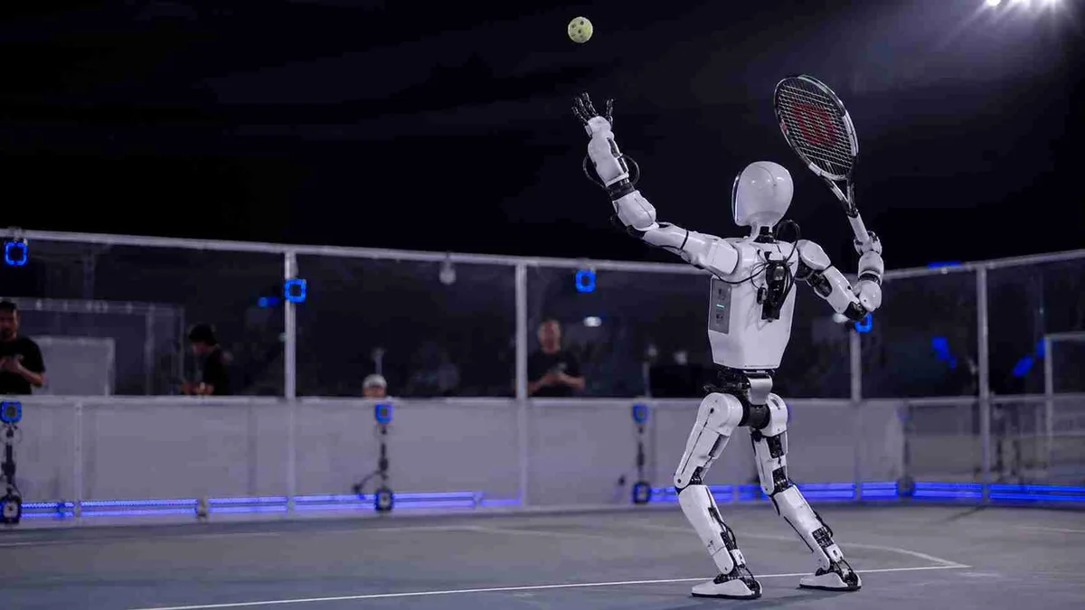 Robô humanoide Galbot disputa mais de 100 trocas consecutivas em partida de tênis durante os Jogos Mundiais de Robôs Humanoides, em Pequim, com IA enxergando a bola, decidindo o golpe e movimentando o corpo sozinha