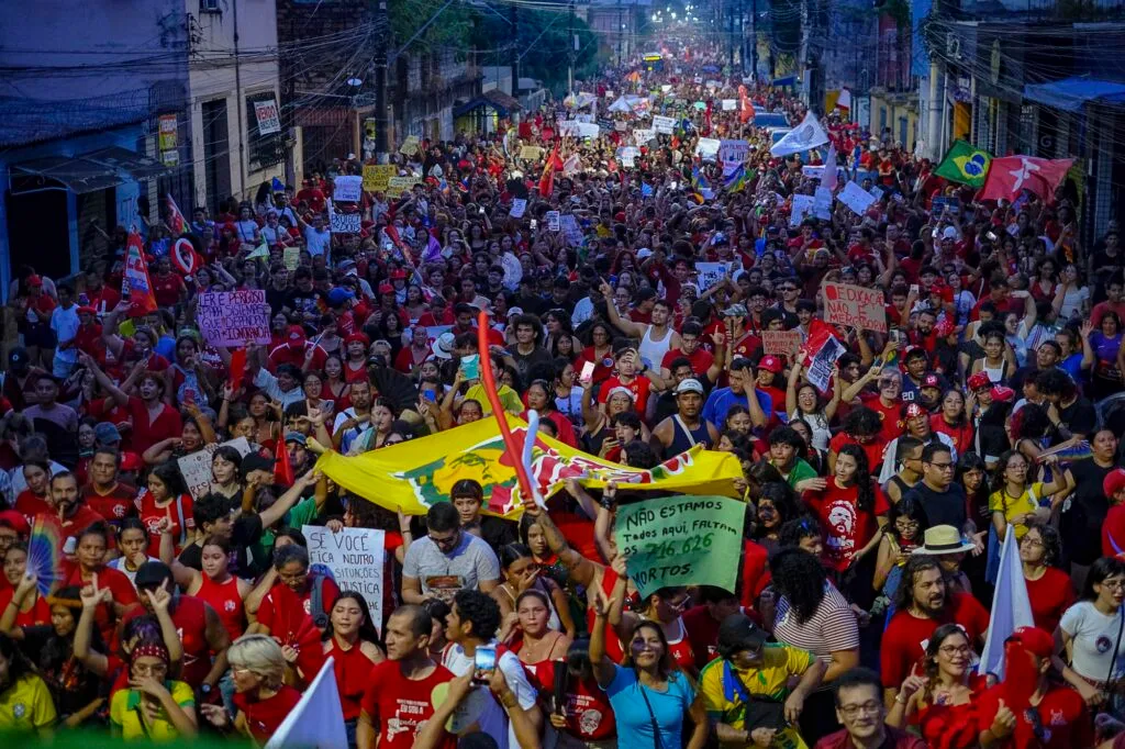 Apoiadores de Lula lotam ruas de Manaus, mesmo com fumaça e calor extremo