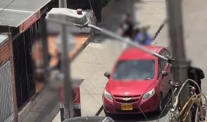 Joven resultó herido por presuntos barristas en Bogotá: lo atacaron en gavilla cerca a una universidad
