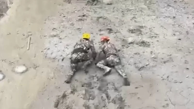 Hundreds rescued from tunnel in Nepal floods
