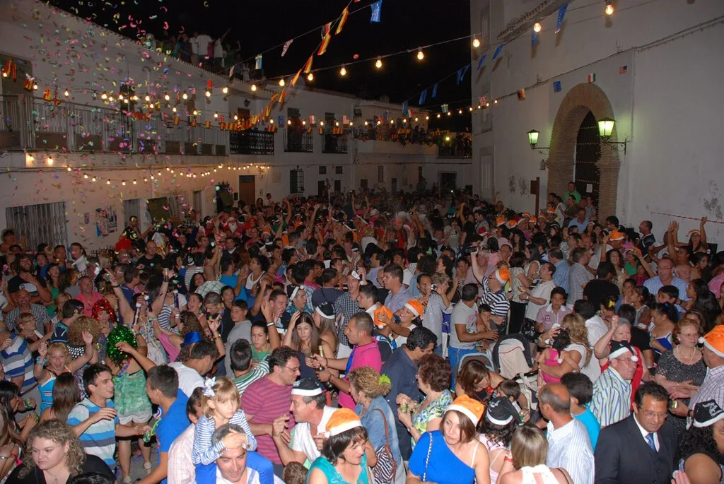 Este pueblo de la Alpujarra granadina celebra la Nochevieja en pleno agosto, con jerséis y polvorones