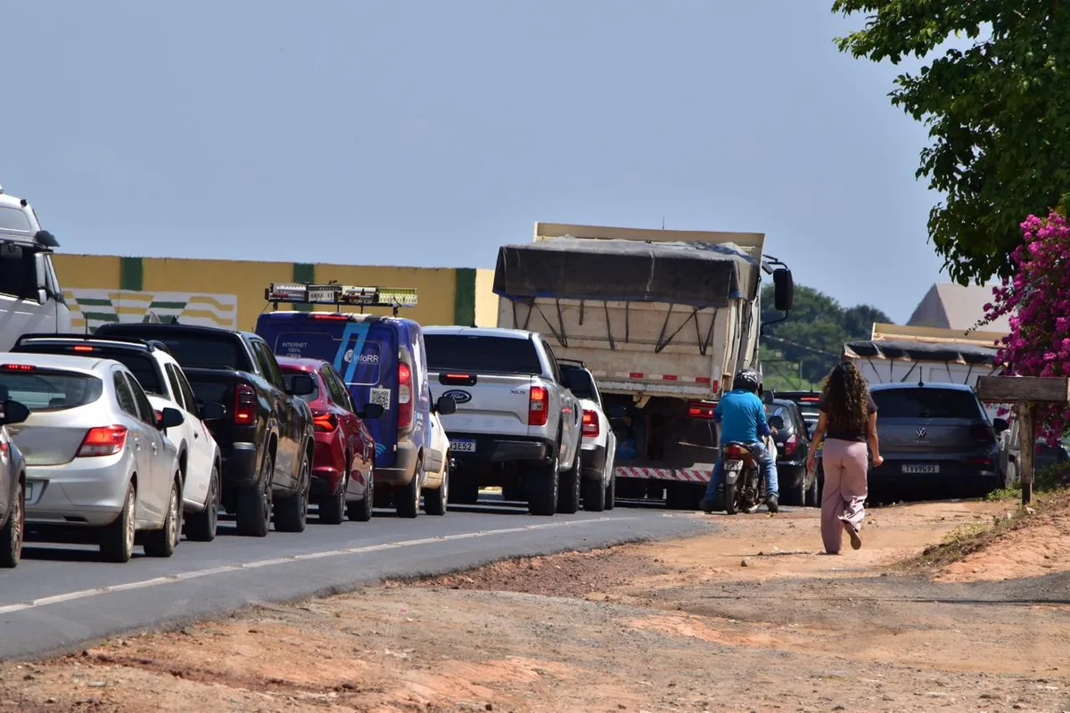Acidente envolvendo sete veículos deixa trânsito lento na BR-174 sentido Pacaraima