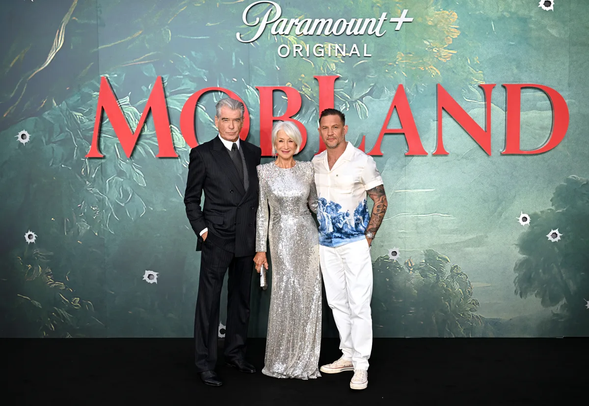 Pierce Brosnan fala pela 1ª vez sobre suposta briga com Tom Hardy nos bastidores de “Terra da Máfia” na première da segunda temporada de "Terra da Máfia". (📸: Divulgação/Paramount)