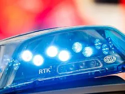 Helfer mit Flasche angegriffen: Mann beleidigt Kinder rassistisch - Augenzeuge greift ein