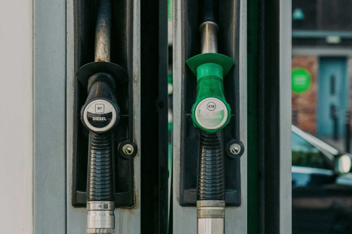 Carburant : que signifie cette nouvelle mention apparue sur les pompes à essence ?