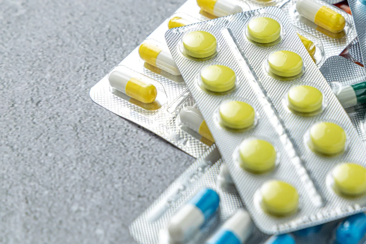 Un informe del Gobierno asegura que los precios de los medicamentos en la Argentina triplican los del exterior y la industria lo niega