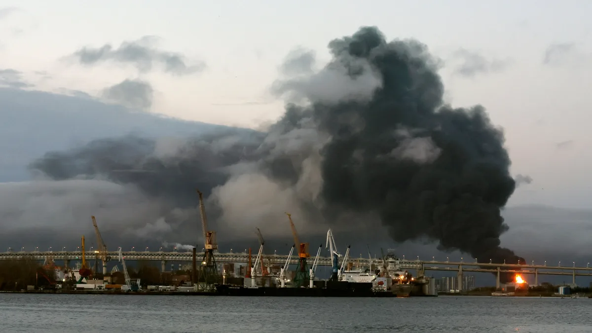 Ucrania lanza un intenso ataque sobre San Petersburgo y golpea una terminal petrolera, un centro de datos y un centro logístico