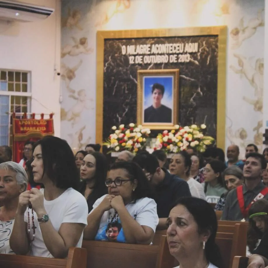 Missa prepara fiéis para dia de homenagens a "santo millennial"