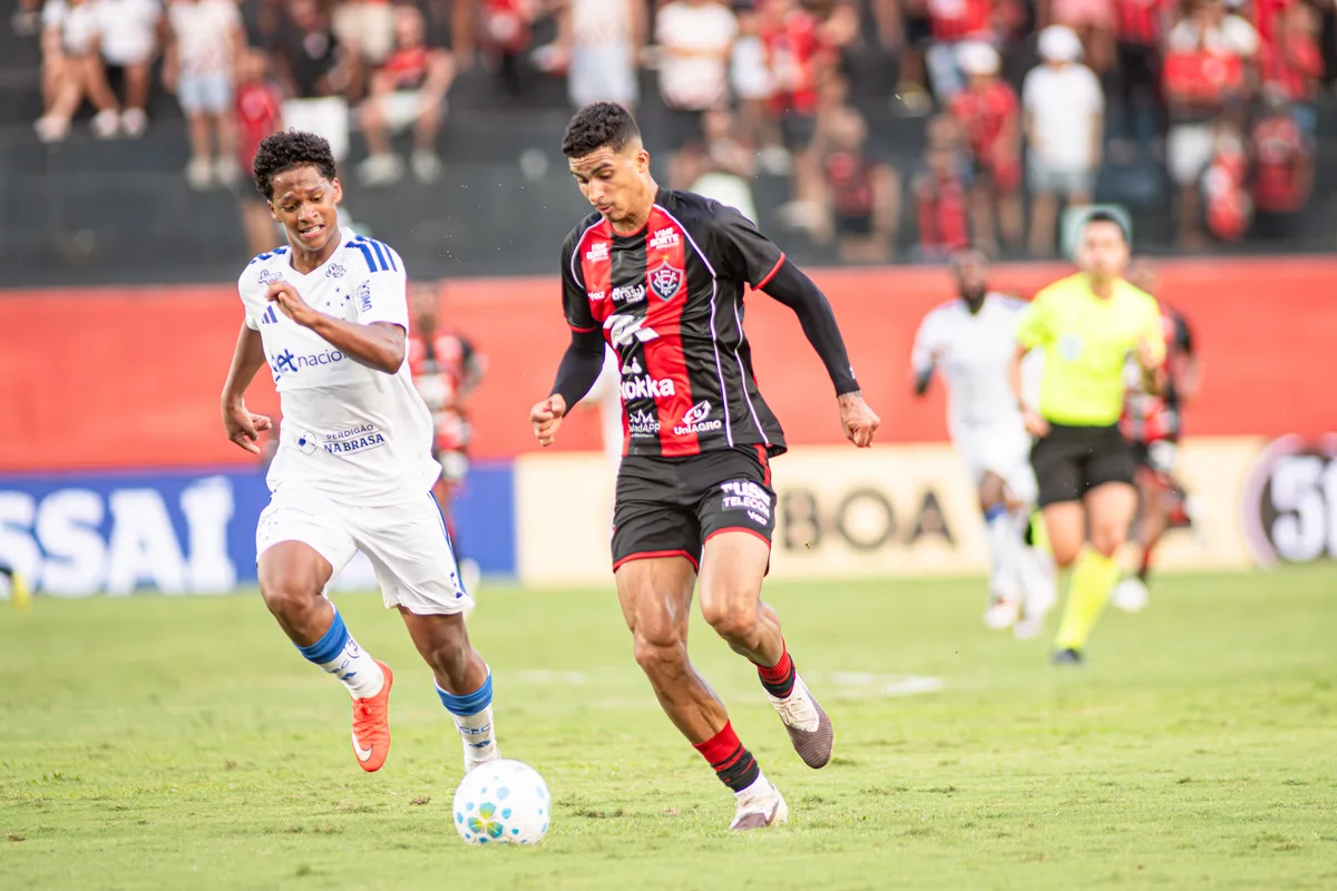 Renê ignora oscilação do Vitória e engata melhor fase individual