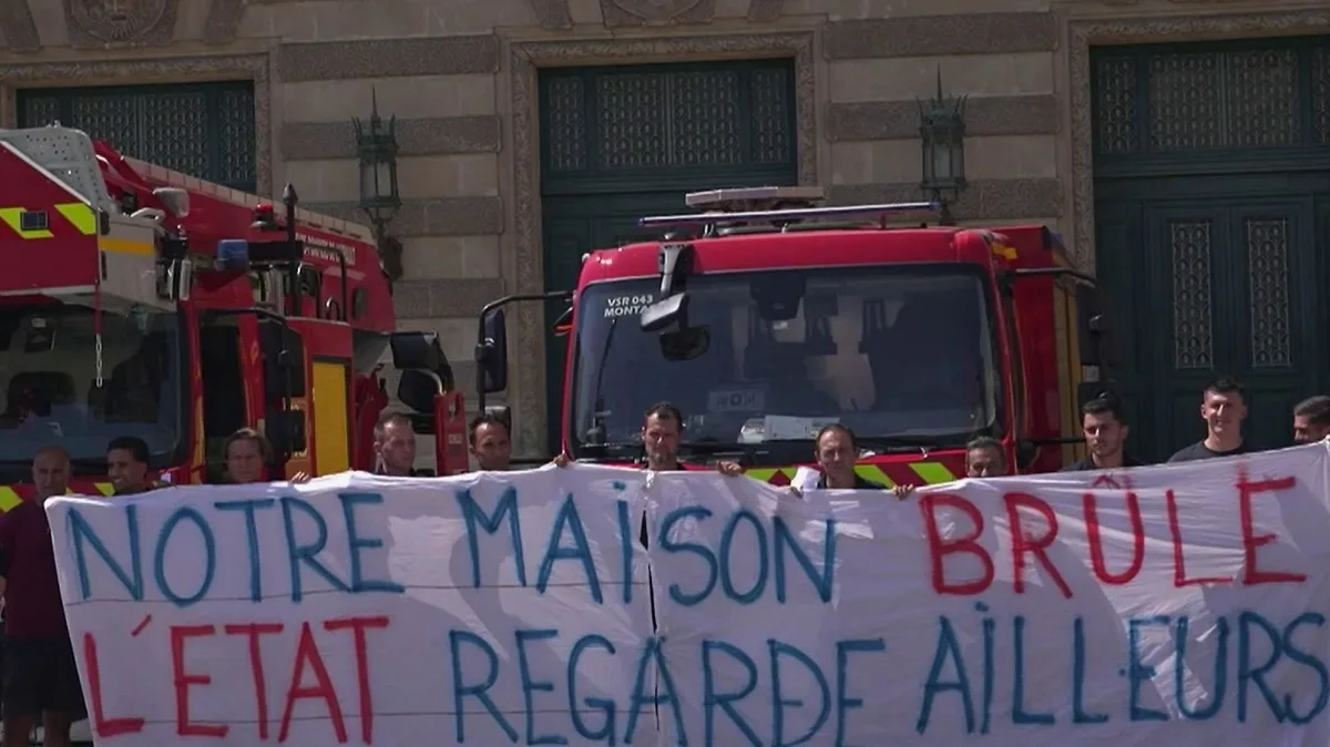 "Le ministre n'est pas au rendez-vous" : les pompiers réclament la création de 21 000 postes supplémentaires, une nouvelle mobilisation en septembre