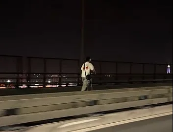 Homem intercetado pela PSP por circular de trotinete em contramão na ponte 25 de Abril