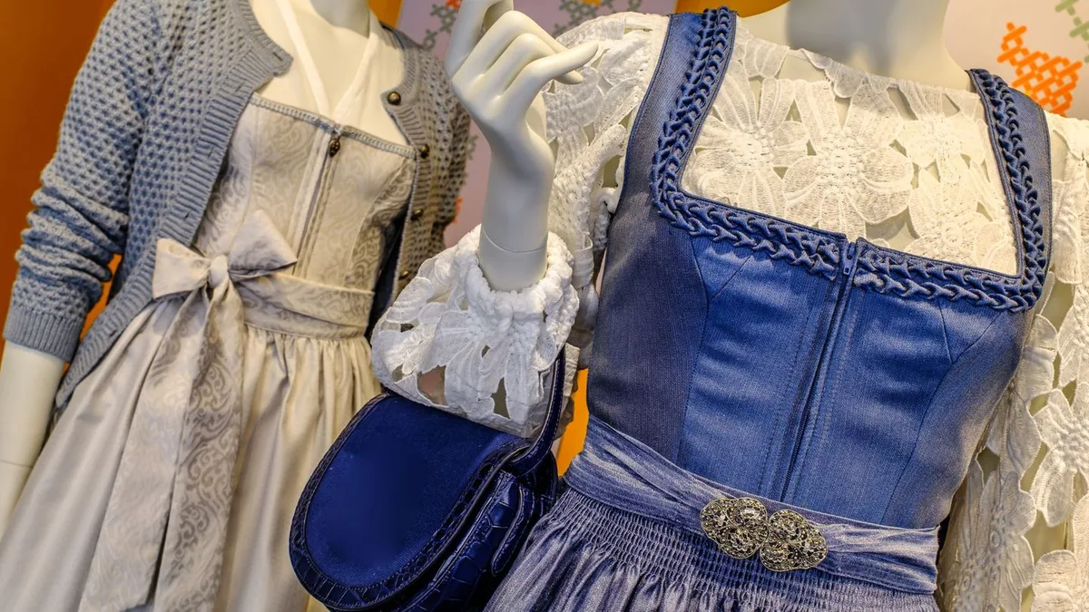 Oktoberfest: „Respektlos“ oder „geil”? Neues Adidas-Dirndl spaltet die Wiesnbesucher