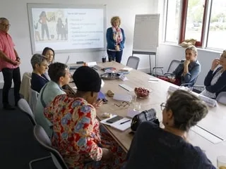 REPORTAGE. Pour ces femmes seniors, le retour à l’emploi se joue en équipe