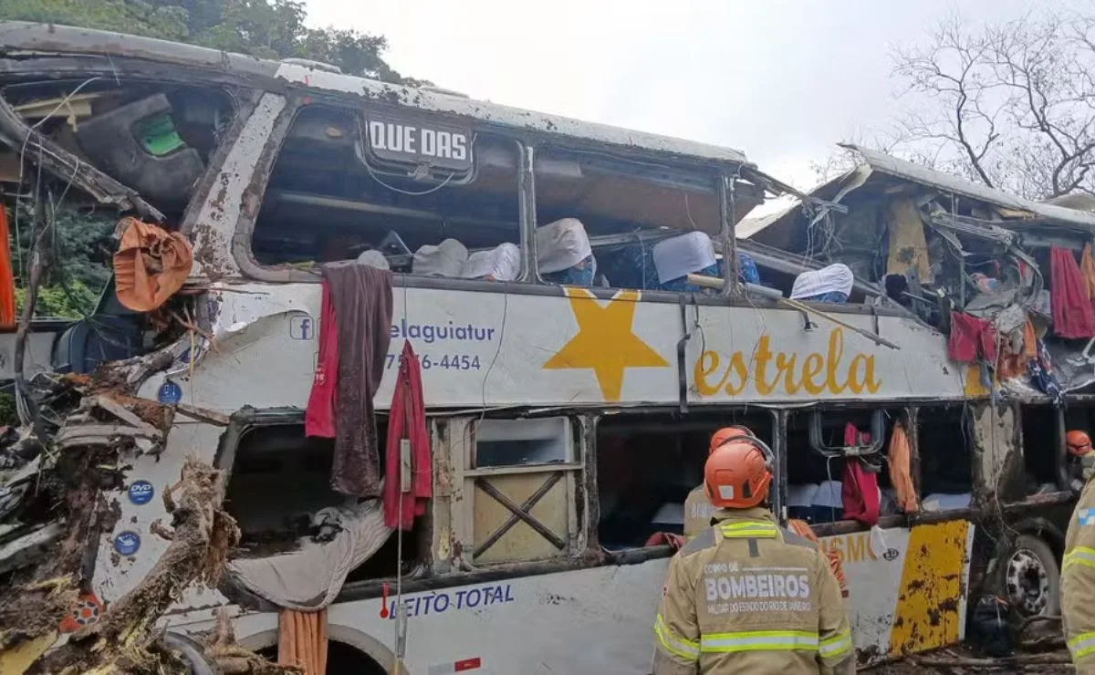 Ônibus de turismo tomba em rodovia e deixa dez mortos; ANTT diz que viagem era “transporte clandestino”