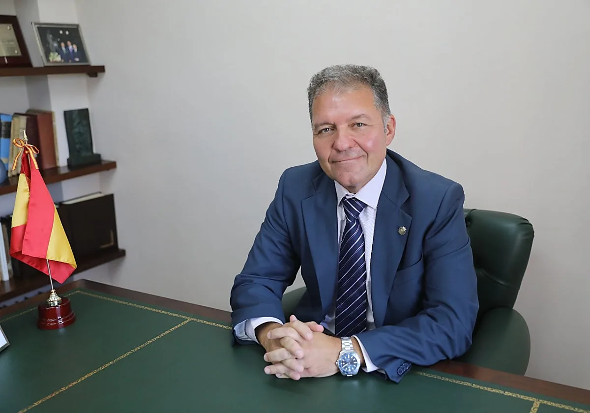 Enrique Roviralta, presidente de los médicos de Ceuta: «Hay un riesgo real de epidemia, esto es una bomba de relojería»