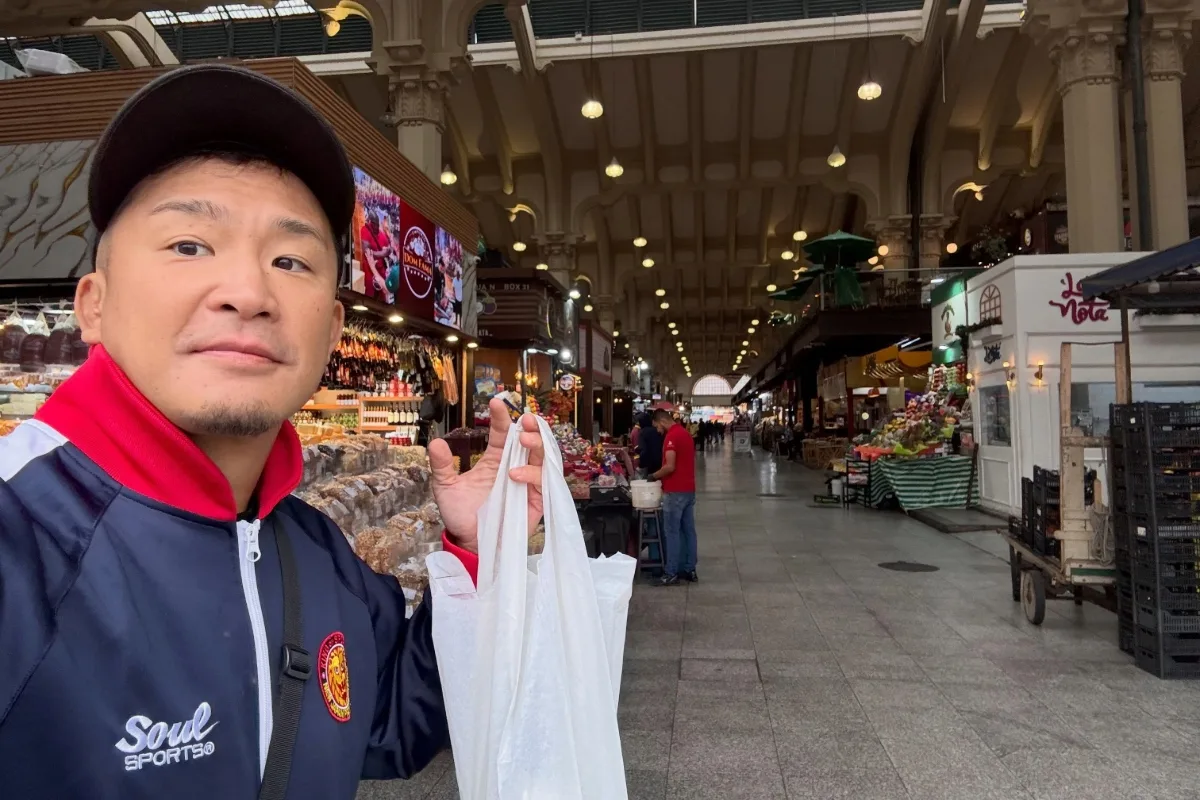 Lutador japonês leva golpe no Mercadão e paga R$ 95 por dois kiwis