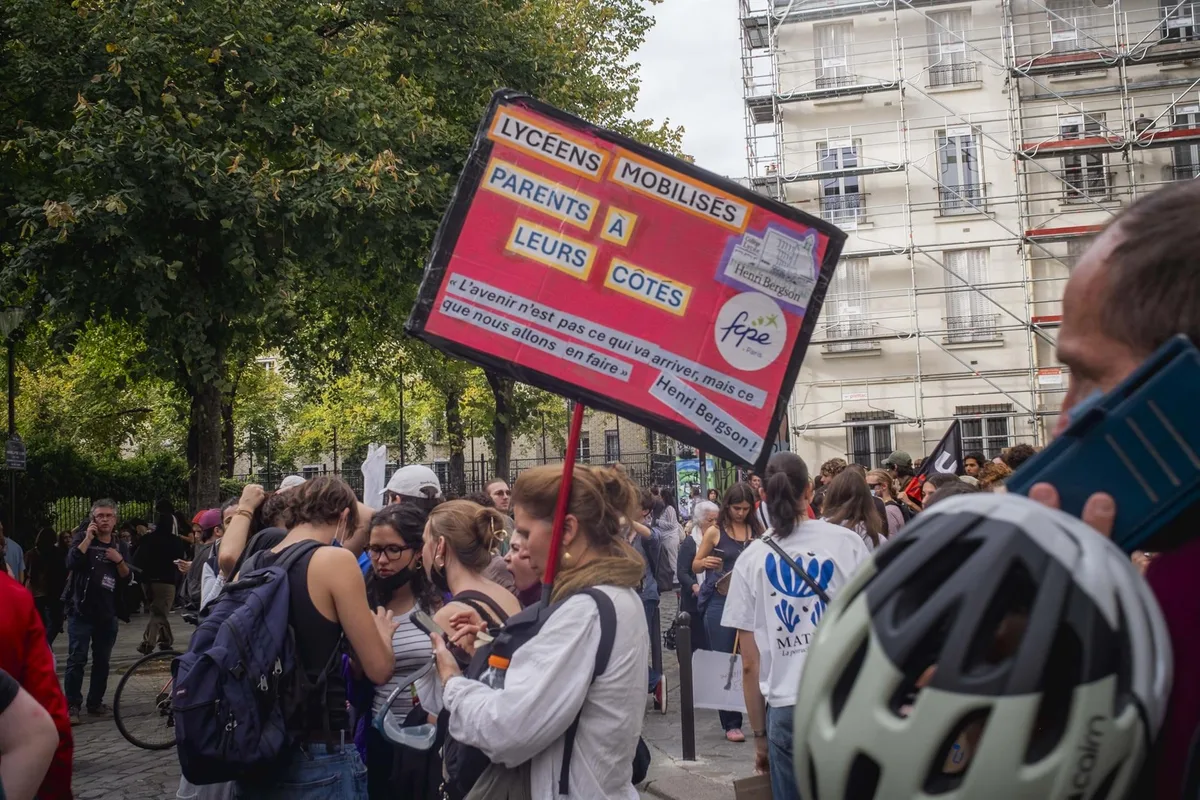 La Policía francesa saca los cañones de agua contra los estudiantes concentrados en la plaza de la Bastilla