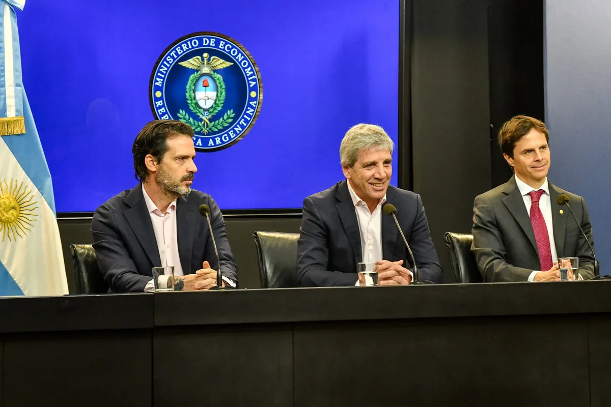 Caputo anunció medidas para impulsar el crédito hipotecario con fondos de la Anses