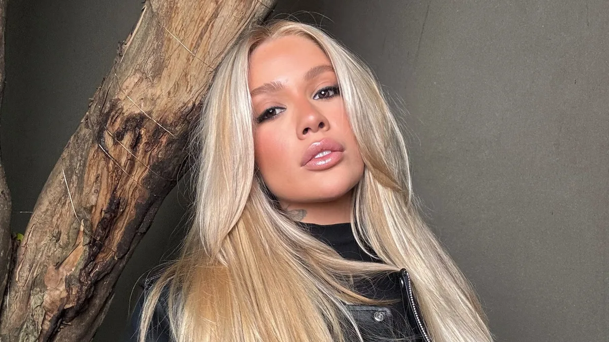 Karoline Lima desabafa sobre cobranças na web e revela impacto em seu comportamento; assista Karoline Lima desabafa sobre cobranças na web e revela impacto em seu comportamento; assista