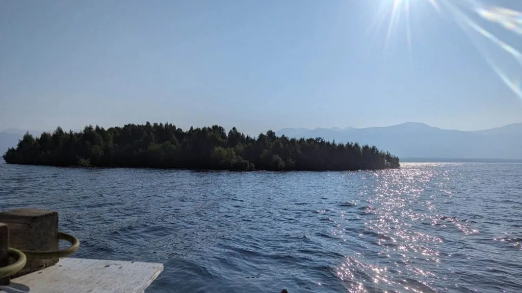 Na costa canadense, ilha flutuante desaparece e reaparece, causando surpresa