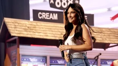 Kacey Musgraves lança linha de lubrificantes íntimos em parceria com marca de bem-estar feminino
