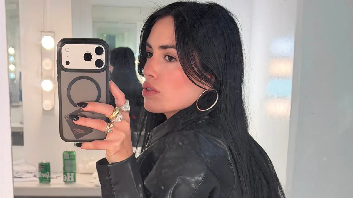 De la microbikini negra al vestido rojo: los looks de Lali Espósito antes de volver a River