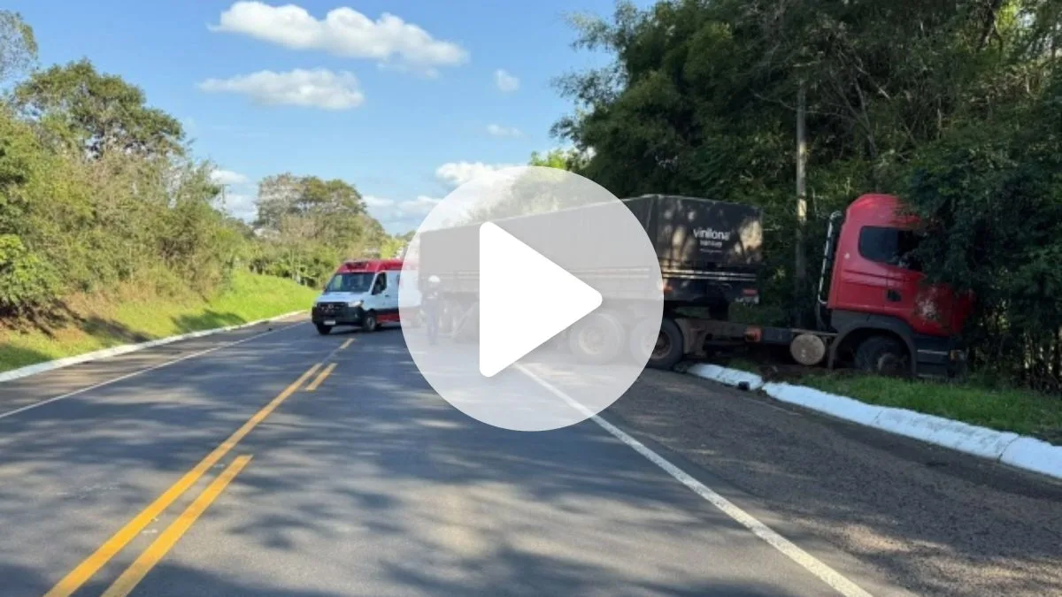 VÍDEO: Homem morre após carro ficar destruído em colisão de carreta na BR-163 em SC