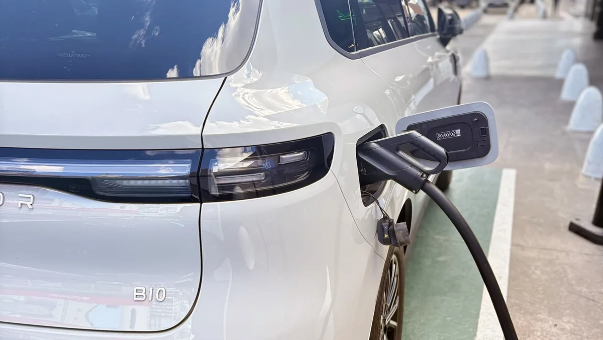Autos eléctricos e híbridos: cuánto cuesta cargarlos en casa, cuánto demora y qué se necesita para instalar el equipo