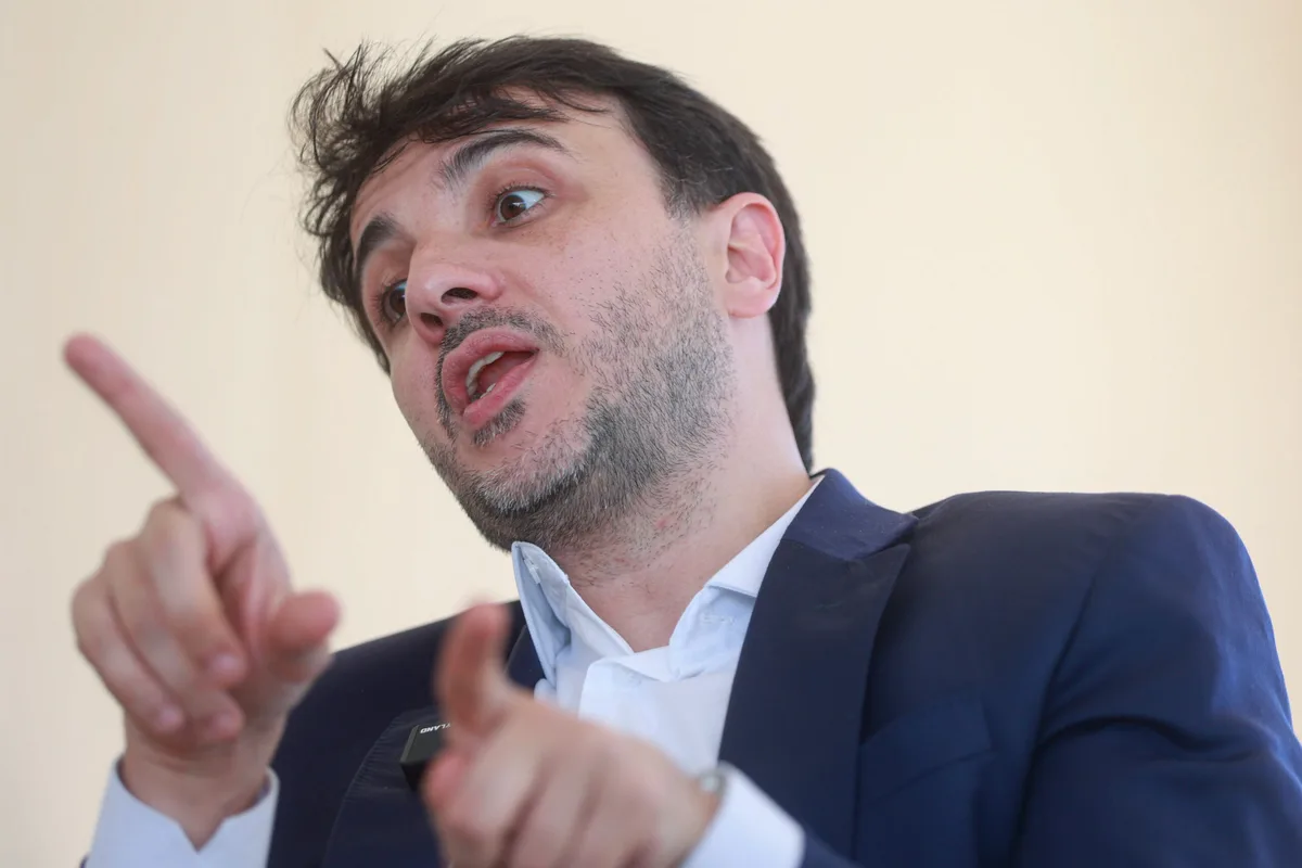 Coreógrafo vira maior doador do partido de Renan Santos em 2026