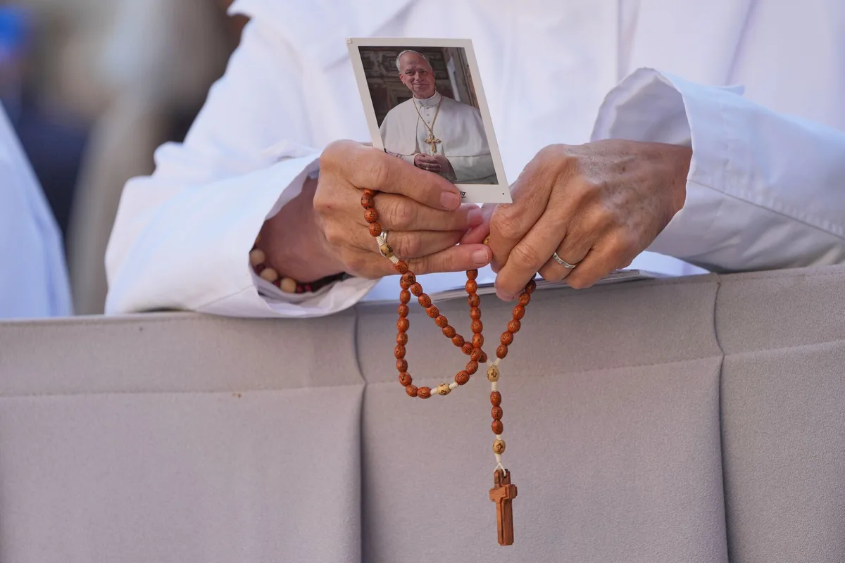 « Est-ce qu’il va bien ? » : sur la place Saint-Pierre, des pèlerins bousculés par l’annonce du cancer du pape